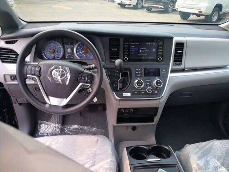天津港19款加版丰田塞纳 内饰时尚温馨