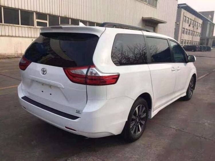 天津港19款加版丰田塞纳 内饰时尚温馨