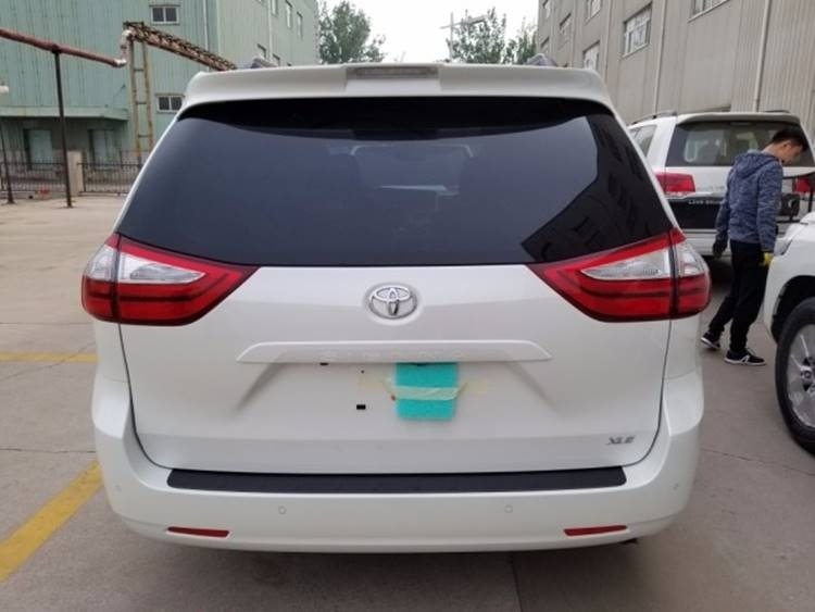 天津港19款加版丰田塞纳 内饰时尚温馨