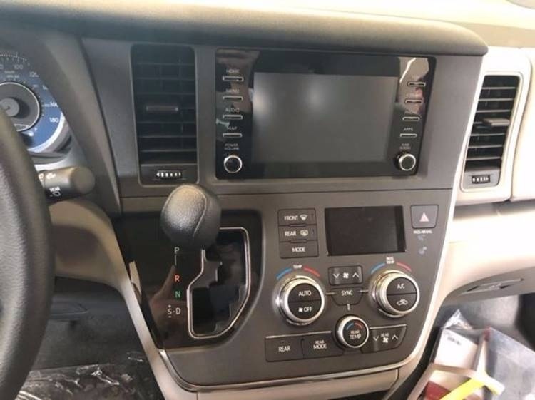 天津港19款加版丰田塞纳 内饰时尚温馨