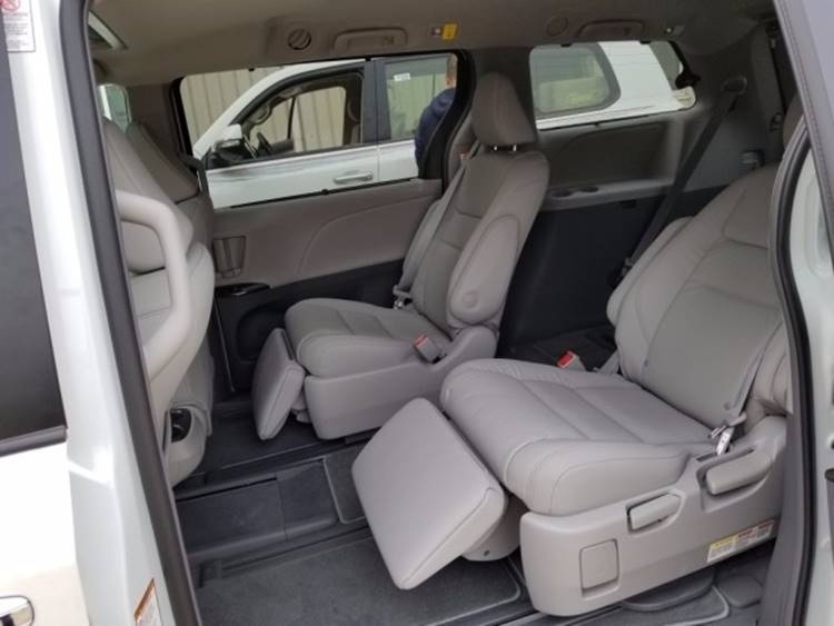 天津港19款加版丰田塞纳 内饰时尚温馨