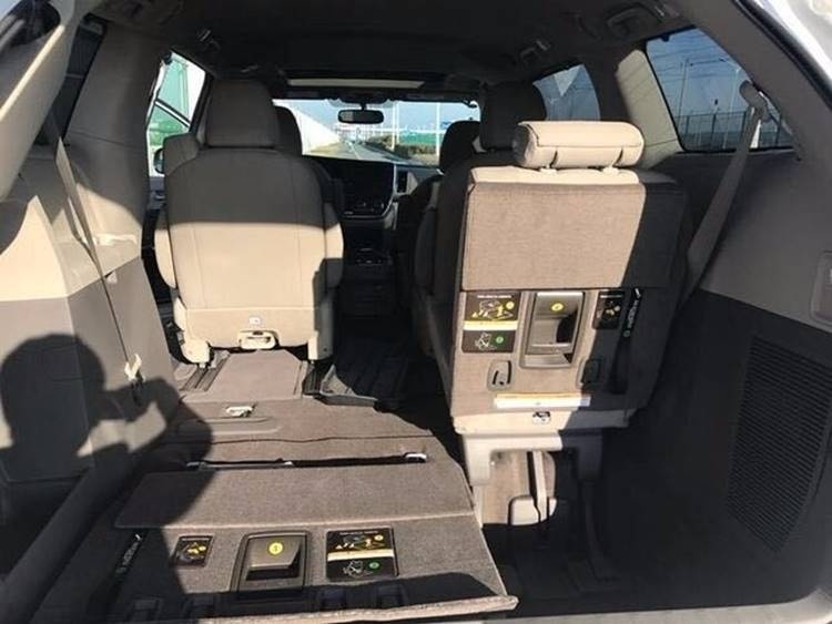 天津港19款加版丰田塞纳 内饰时尚温馨