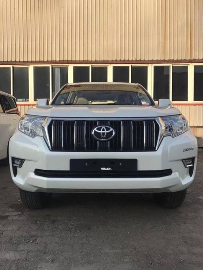 天津港19款丰田霸道4000 内饰时尚温馨
