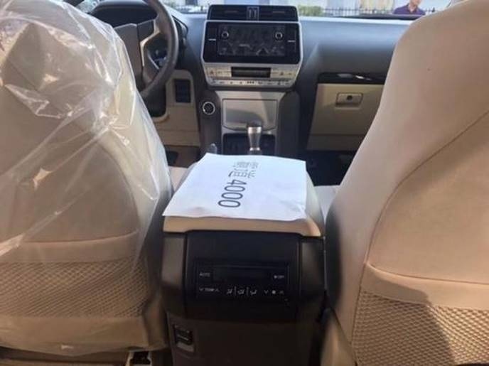 天津港19款丰田霸道4000 内饰时尚温馨