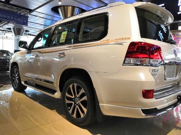 2019款丰田陆巡5700七座suv中东版价格