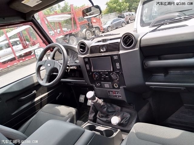 16款路虎卫士90两门柴油经典越野车实拍