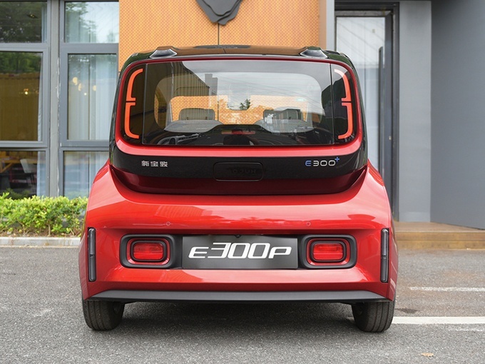 新宝骏e300正式上市 共推出6款配置车型