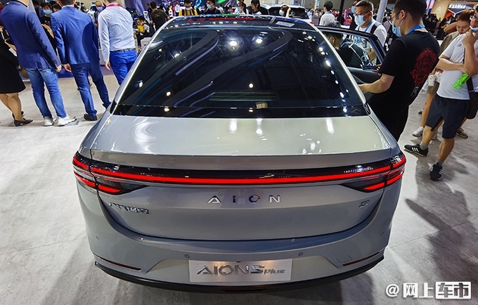 新车尾部配备贯穿式尾灯组,此前广汽埃安logo升级为"aion"字母标识