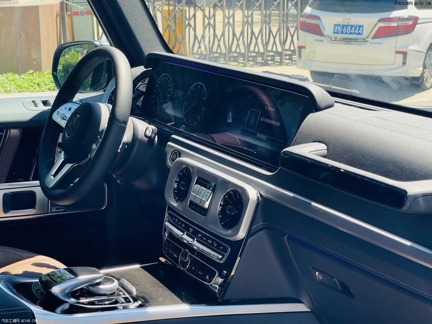 2020款奔驰g550复古的外观造型可以说是无懈可击,反正喜欢它的人肯定