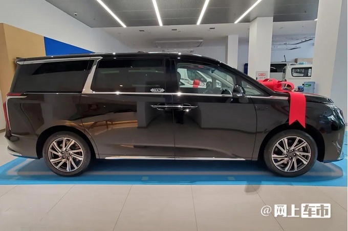 大通g90定位中大型mpv,整车尺寸比主要竞品别克gl8更大,新车全系搭载