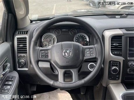 道奇公羊内饰的整体设计也是偏向运动,黑色的内饰设计,整体运动氛围