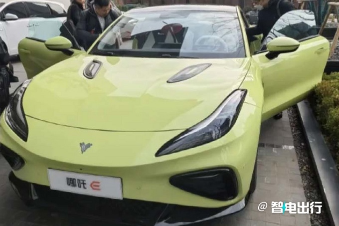 哪吒E双门4座纯电跑车的内饰实拍图曝光