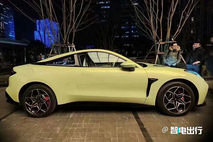 哪吒E双门4座纯电跑车的内饰实拍图曝光