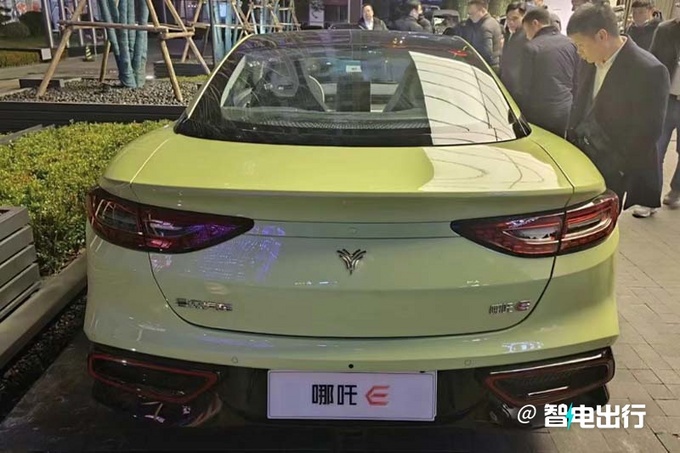 哪吒E双门4座纯电跑车的内饰实拍图曝光