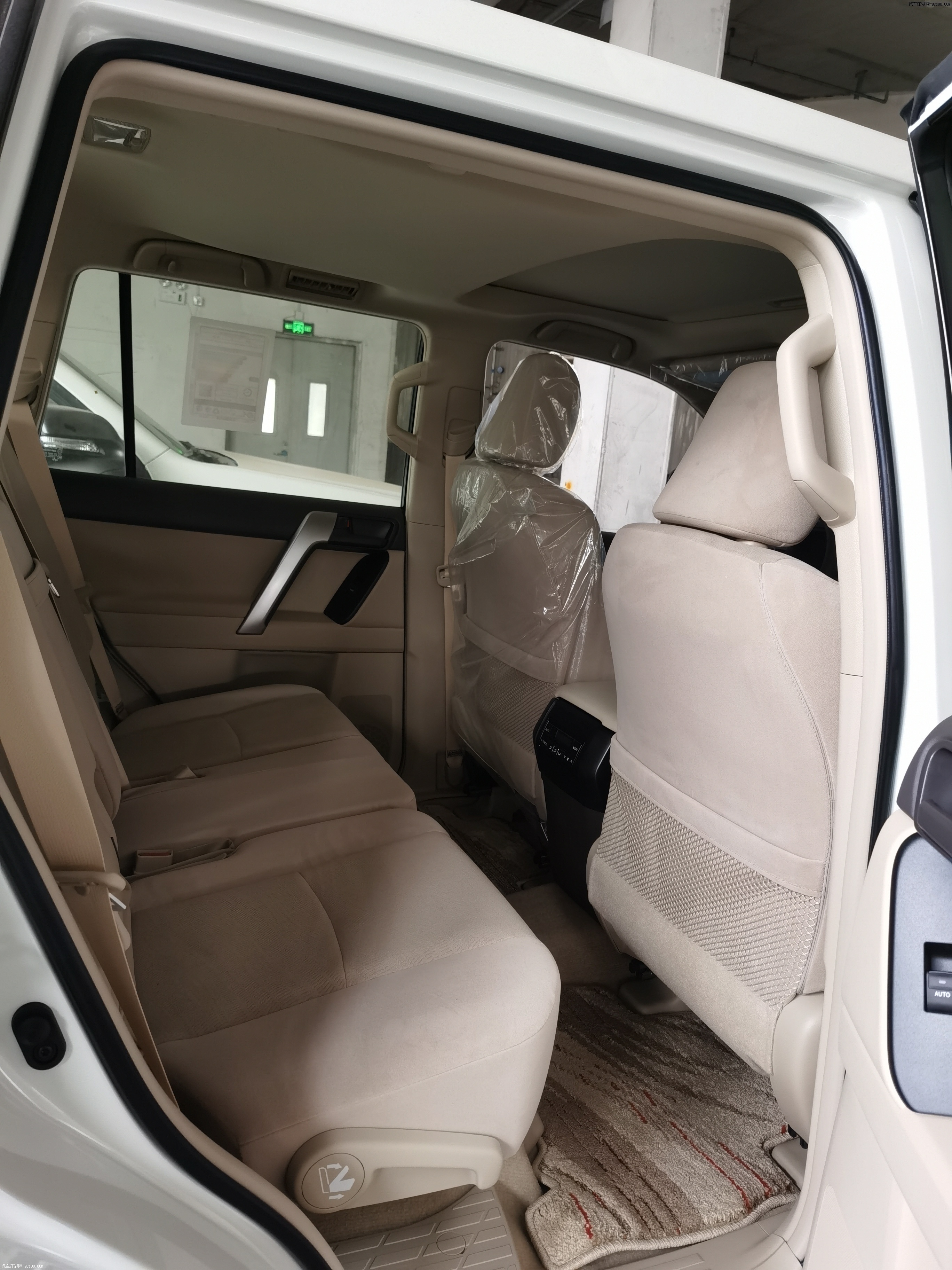 2020新款丰田霸道4000中东版虽然采用七人座的设定