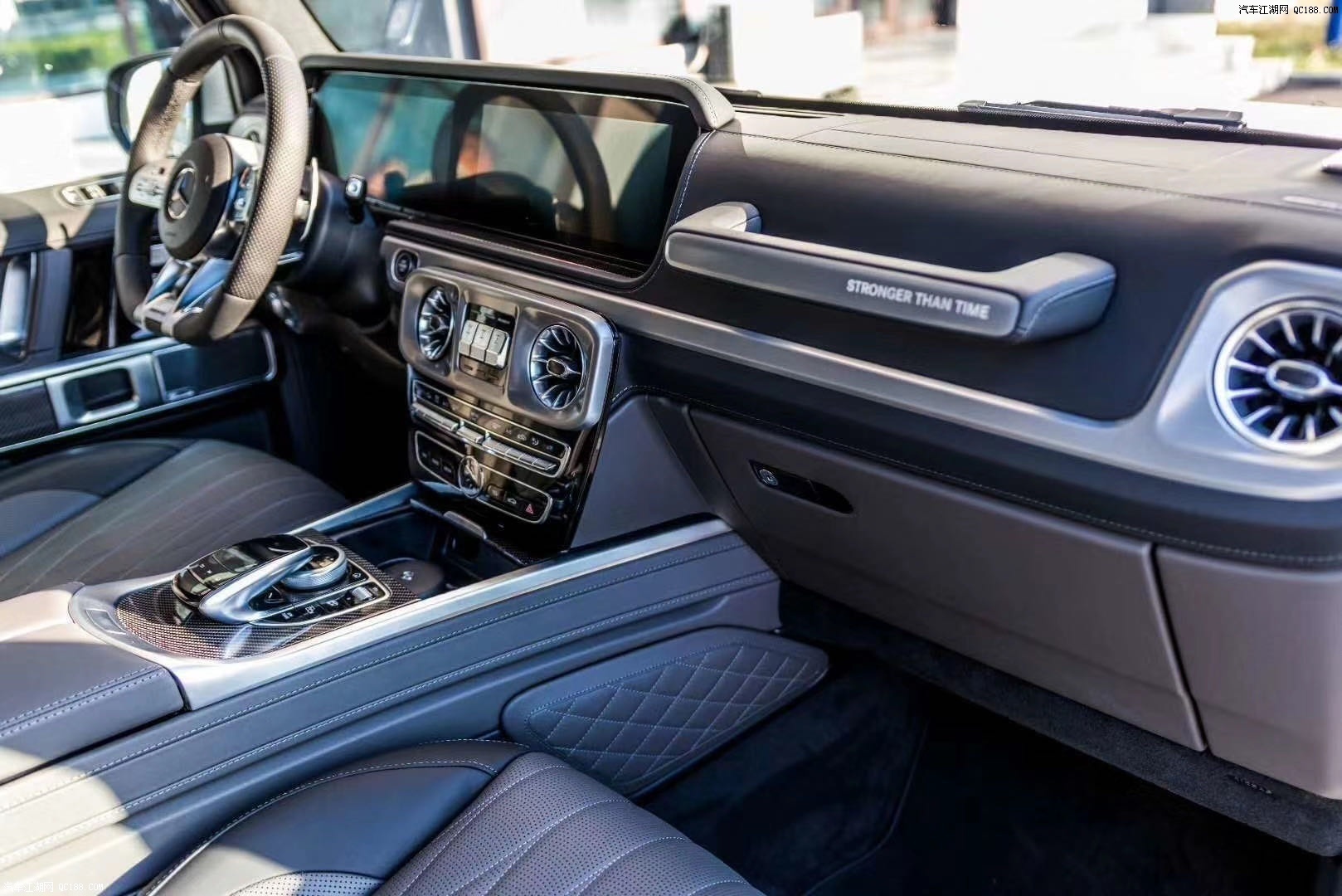 19款奔驰g63 amg内饰可谓是颠覆式的设计,也遵循了新的家族式设计理念