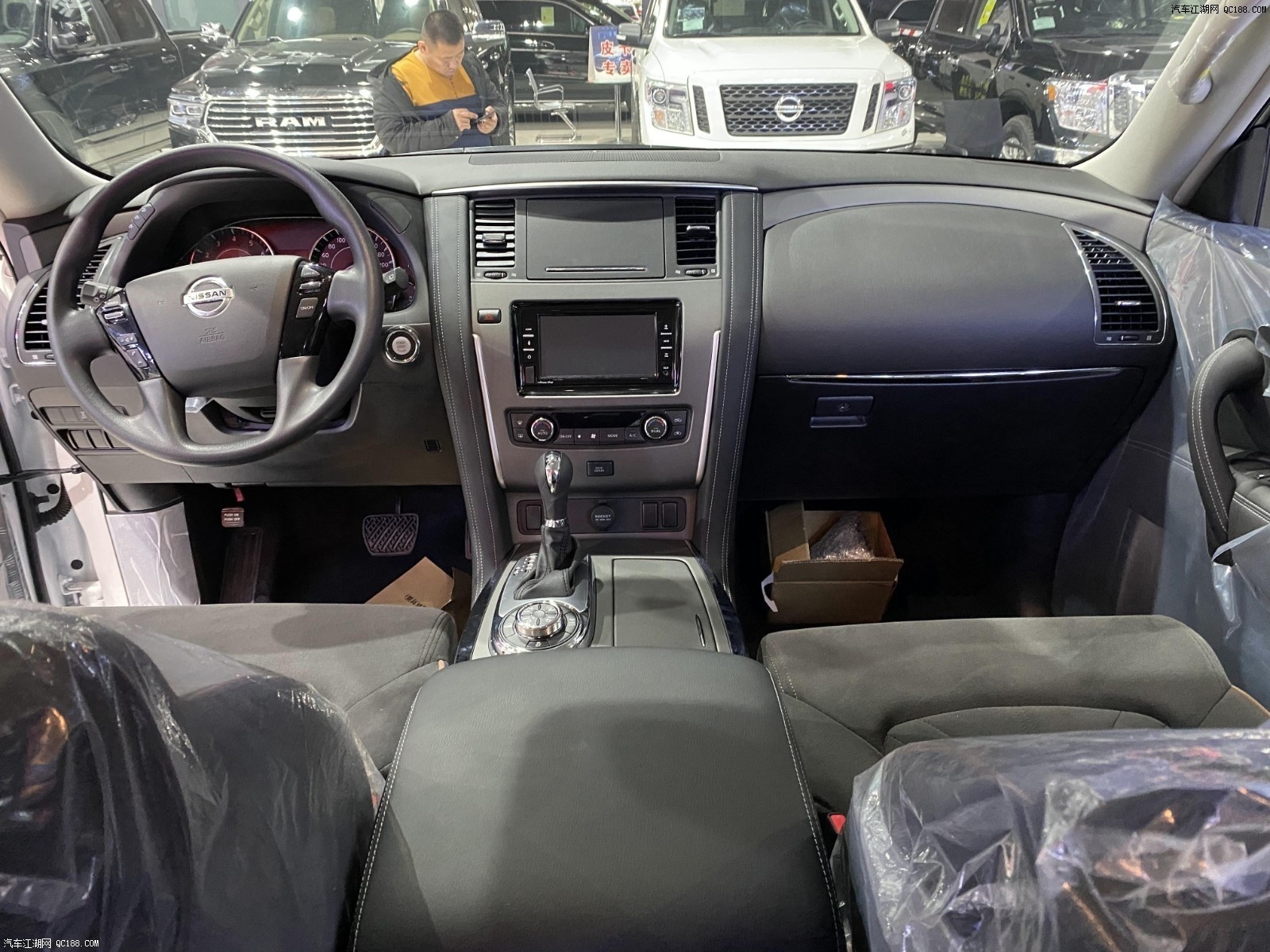 新款20款日产途乐y62实拍图和车型介绍 越野性能怎么样