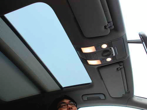 『奥迪q7全景天窗遮阳帘为一触式电动调节』