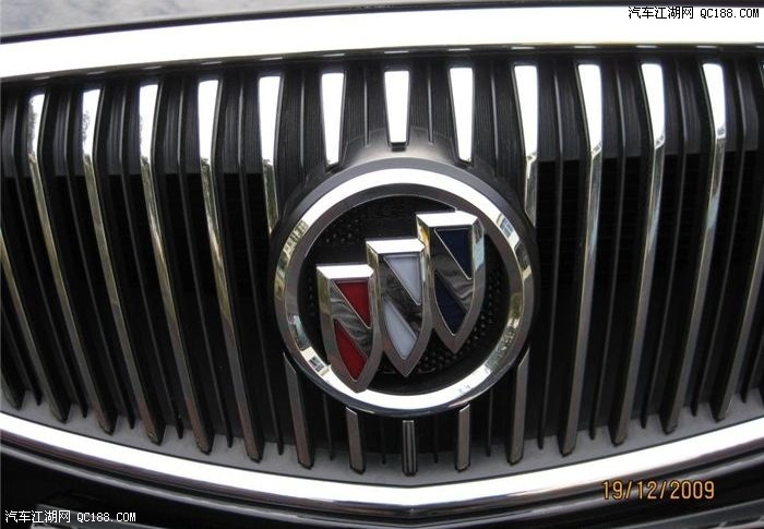 黑色凯越洗车打蜡实拍图