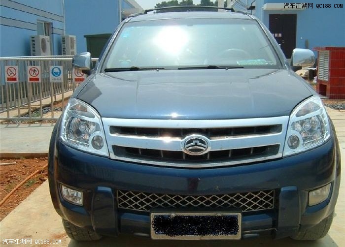 这个蓝色哈弗的中网跟黑色的不一样,不知道是不是因为旧款和新款的