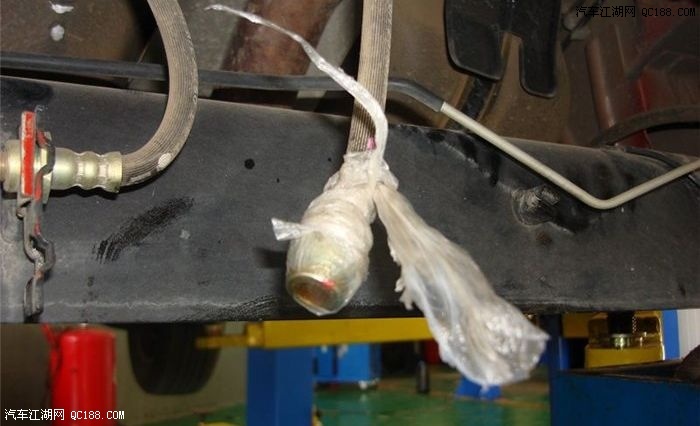 刹车油管分离后 技师进行严密包扎 防止被污染 工作十分细致  赞