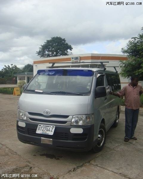 我们乘坐的面包车和司机弗朗西