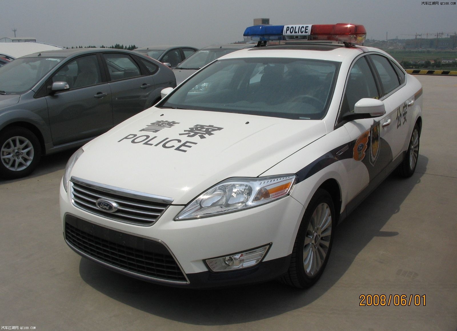 临走时看到后院有蒙迪欧致胜的警车,很帅哦.