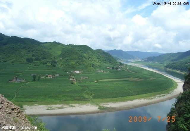 中朝边界的公路,通化到丹东的路上,风景如画,心情进入佳境.