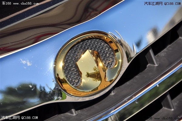 金色的车标也很显眼