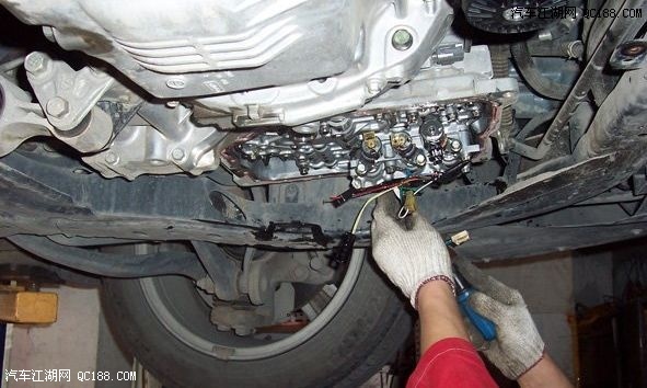 出质保期深度保养!奔腾b70换变速箱油