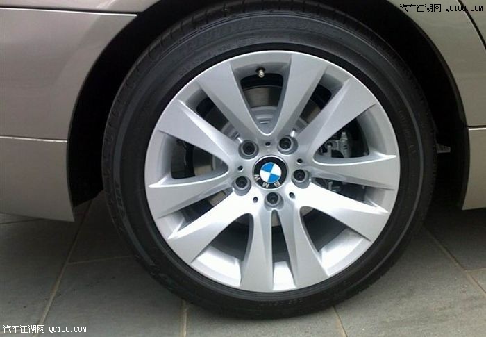 轮毂有变化 2011款宝马320i豪华型提车