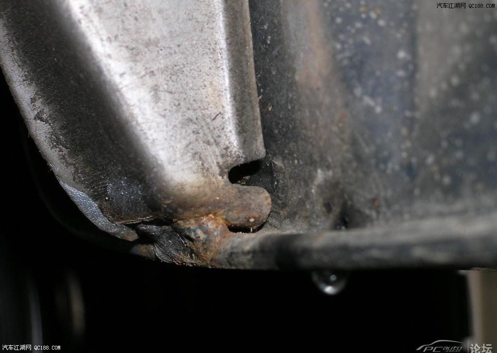 排气管这有个孔 专门设计排水的