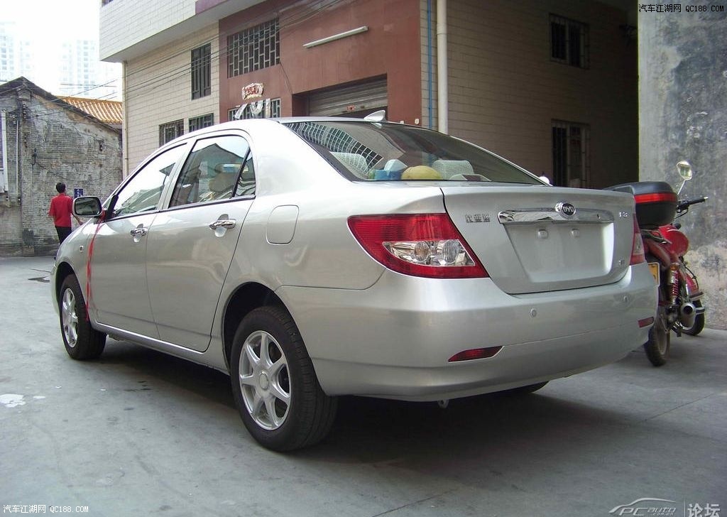 选车一个月 入手新车银色比亚迪f3手豪