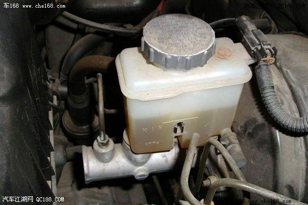 刹车油壶上设有油位标识,刹车油一旦低于下限就需要补充刹车油,刹车油