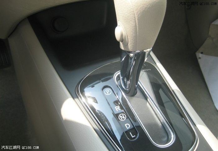 档杆拇指接触到的按钮是在d档打开sport模式用的