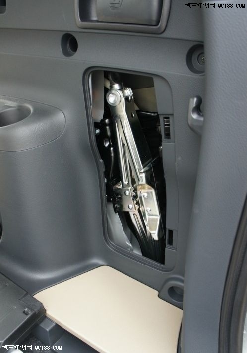 右后方的是千斤顶