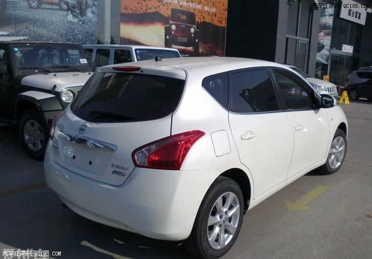 简单装饰更可爱 白色新骐达1.6l拍写真