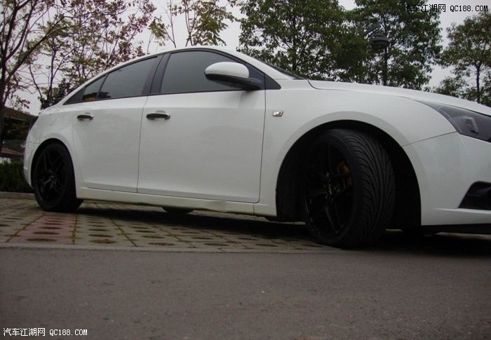 诱人的黑丝 科鲁兹改装18寸亚光黑轮毂