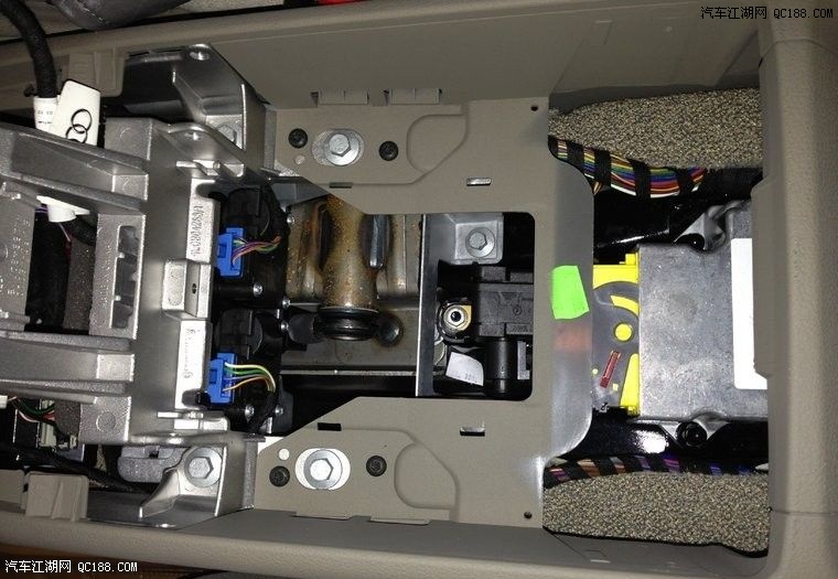 摸石头过河!技术型奥迪q7改装6碟cd机