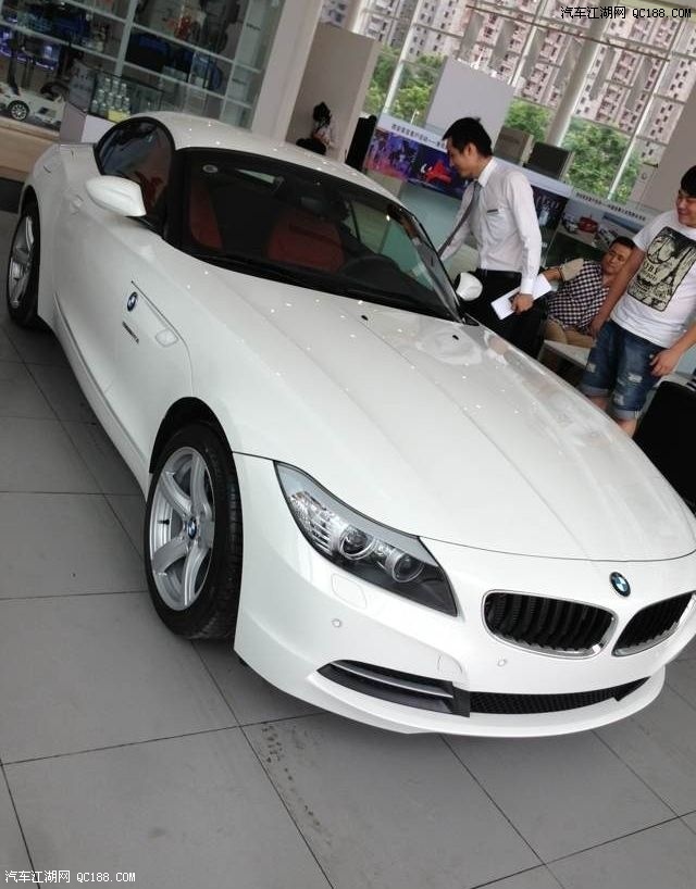 白色宝马z4已到货,临时牌照没有,下周提车!先来目睹下爱车的风采吧!