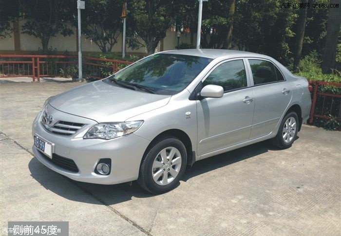 外观中庸内饰简洁 银色卡罗拉提车作业