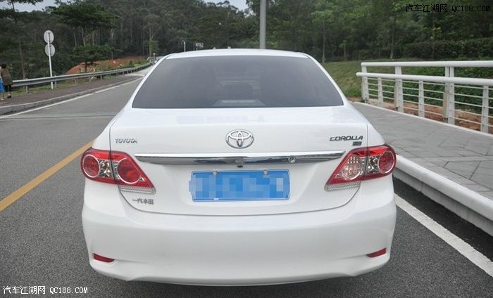 正面造型比较大气圆润 我的白色卡罗拉