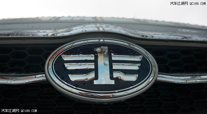 很水嫩的车标,把雄鹰雌性化了.