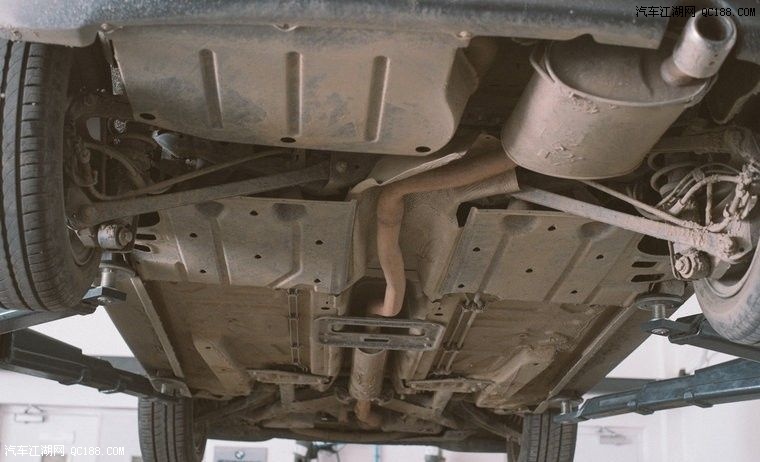 小mini的底盘相当扎实,保护得也相当好.