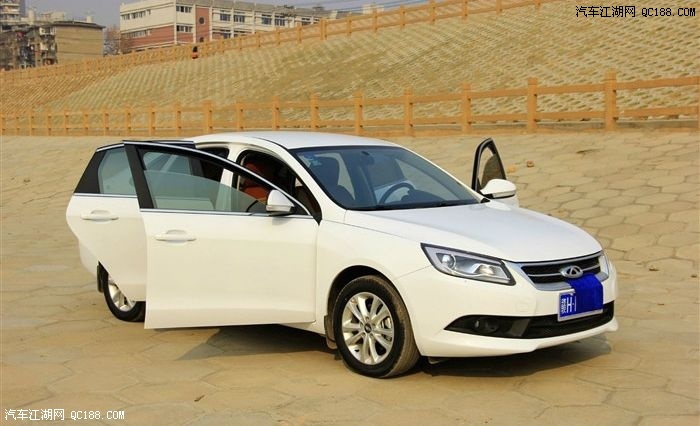 15号,骑着摩托车在街上左看看右看看,突然看到奇瑞店里有辆白色的大车