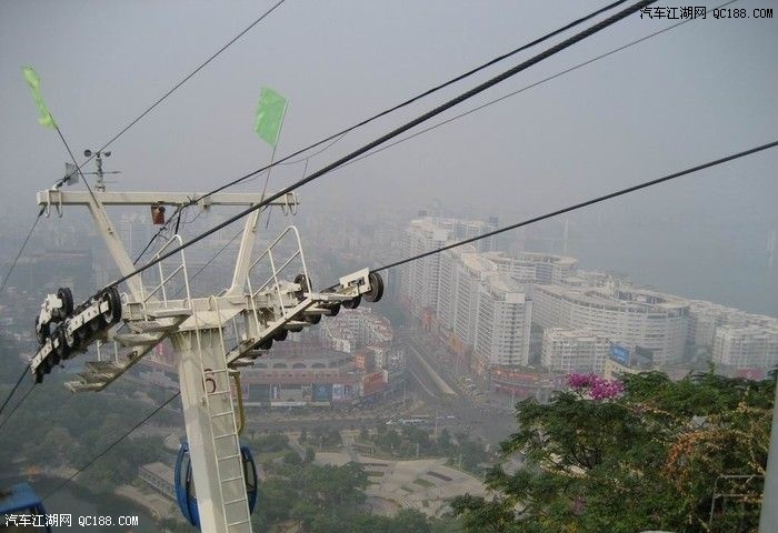 缆车连接对面的鱼峰山公园中的鱼峰山.车票50元.