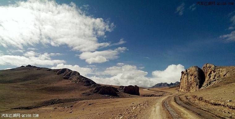 繼續前行,路兒彎彎在山中盤旋,我們沿路而行,岔路多多忽左忽右,我們不