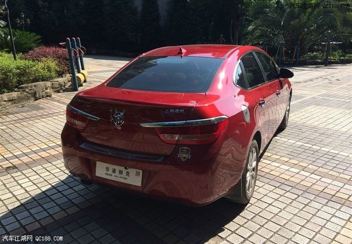 背面图↓↓贴了个恶魔车标和鲨鱼天线,感觉堵车的时候后车看到很