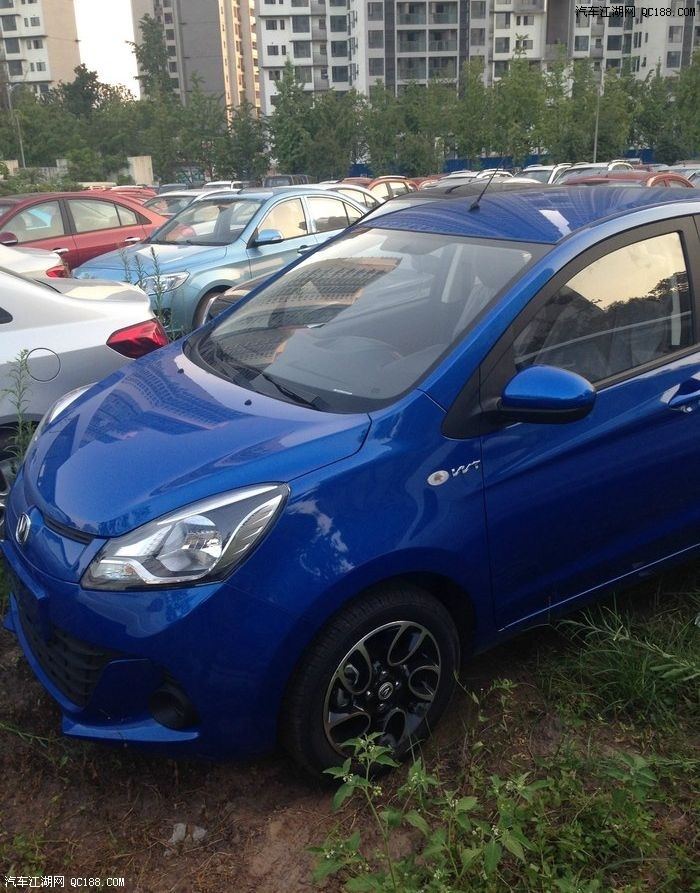 蓝色奔奔提车加整车拉花作业,运动范十足!