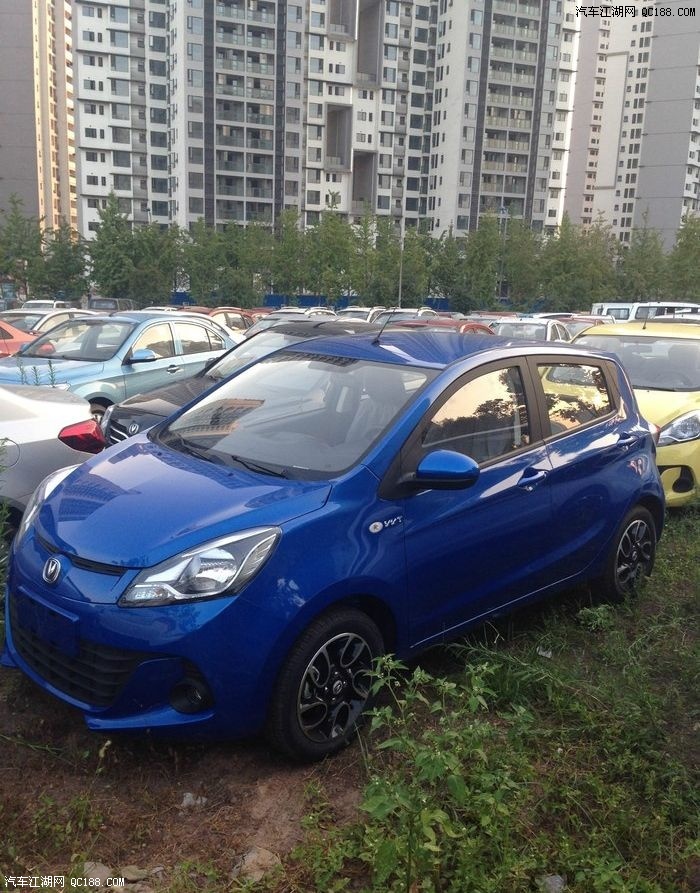 蓝色奔奔提车加整车拉花作业,运动范十足!